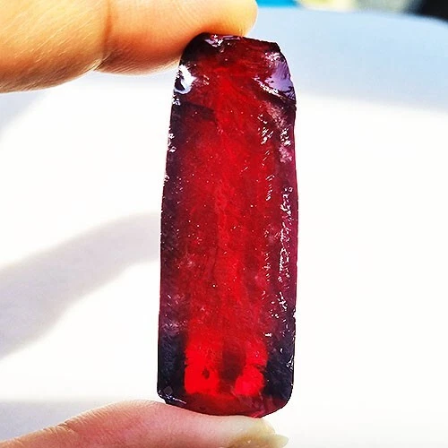 CLEAR 109 CT RED RUBY CORUNDUM ROUGH LAB GROWN GEMSTONE - Image 1 of 1