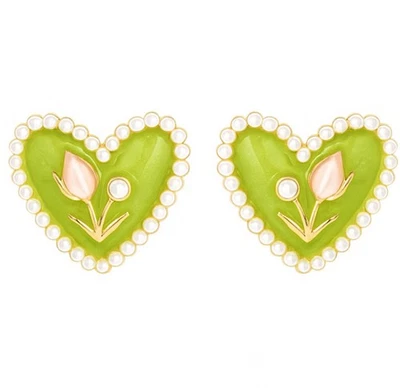 Aretes de corazón esmaltados con flores blancas y verdes Foto 1 de 2