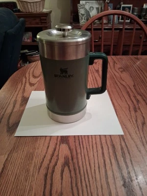 Cafeteira Stanley Classic Stay-Hot French Press 48 oz verde e prata - Imagem 1 de 4