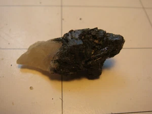 Tourmaline & Quartz Crystals Mineral Specimen Trial Harbour Tas 5 grams - Picture 1 of 5