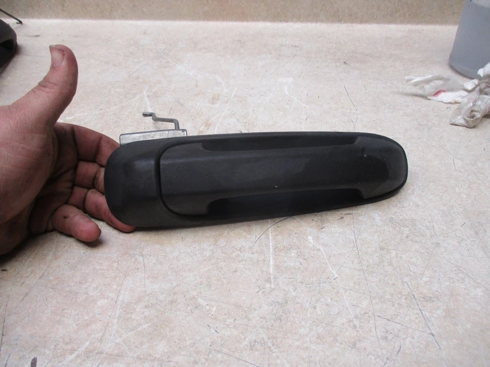 Mitsubishi Raider 2006 puerta trasera derecha manija exterior fabricante original  Foto 1 de 1