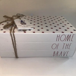 Pila de libros de imitación de madera Rae Dunn Home Of The Brave decoración granja patriótica - Imagen 1 de 5