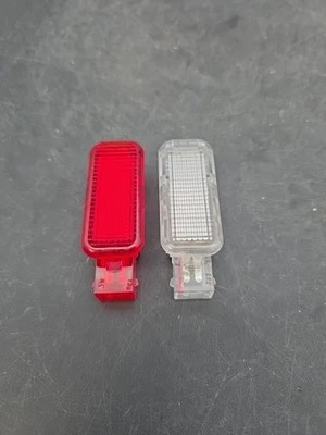 Luz de cortesía interior puerta delantera derecha Audi A4 Quattro 2002-2008 X36-409 Foto 1 de 4