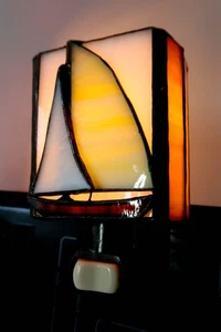 Vintage Tiffany Stil Buntglas Stecker in Nightlite Licht Handarbeit Segelboot - Bild 1 von 7