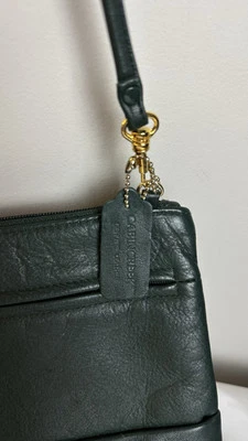 Bolsa tiracolo Cabin Creek couro verde com alça removível e ferragens douradas - Imagem 1 de 3