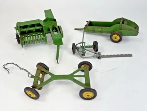Rimorchio falciatrice spandiconcime spandiconcime pressa fieno pressofuso John Deere 1:16 vintage - Foto 1 di 23