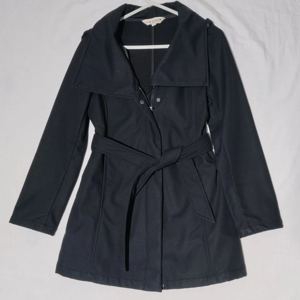 Gabardina Mia Melon negra con cinturón chaqueta ajustada con capucha para mujer pequeña Foto 1 de 4