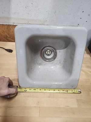 Fregadero de pared de baño de porcelana blanca de hierro fundido pequeño de colección 13x13 Old Kohler  Foto 1 de 4