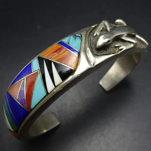 PULSERA BRAZALETE CON INCRUSTACIÓN DE CANAL NAVAJO FIRMADA PESADA con LAGARTO FUNDIDO Turq Coral Jet - Imagen 1 de 19