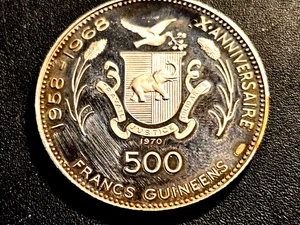 1970 REPUBLIC OF GUINEE SILVER CLEOPATRA 500 FRANC PROOF COIN IN LEOPARD FOLDER - Picture 1 of 6