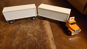 Winross dual tractor semi w two trailers Yellow transport co orange