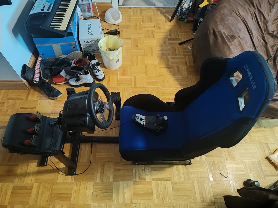 Simulador de corrida Logitech com cadeira de rodas aberta - Imagem 1 de 4