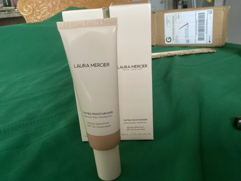 2 Crema hidratante tintada Laura Mercier 4C1 ALMOND SPF 30 1,7 oz. Foto 1 de 1