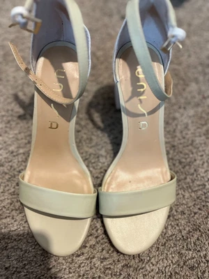 UNISA女式凉鞋/鞋,尺寸6M高跟鞋,白色和棕褐色 — 第 1/4 张图片