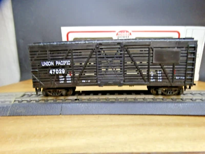 Model Power H0 Scale 41' Union Pacific 47029 Model Railroad Cattle Car with Box - Image 1 of 4