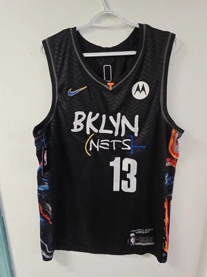 Camiseta Nike James Harden Brooklyn Nets 13 preta Jean Michel Basquiat tamanho 52 - Imagem 1 de 4