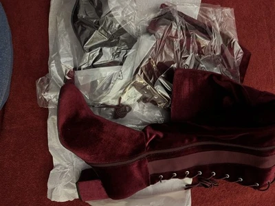 Botas hasta el muslo de terciopelo aplastado sobre la rodilla Foto 1 de 3