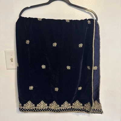 Mantón para mujer Paquistaní Eid Ramz Terciopelo Dupatta Tradicional Azul Marino Bordado Foto 1 de 4