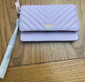 Victoria's Secret Tech-Clutch Geldbörse lila V-gesteppt goldfarbene Nieten scharf neu mit Etikett - Bild 1 von 6