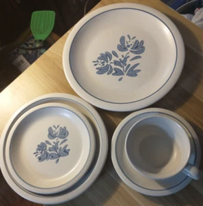 Pfaltzgraff Stoneware Yorktowne Blue 5pc Place Setting USA  Mixed Castle Marks - Picture 1 of 3