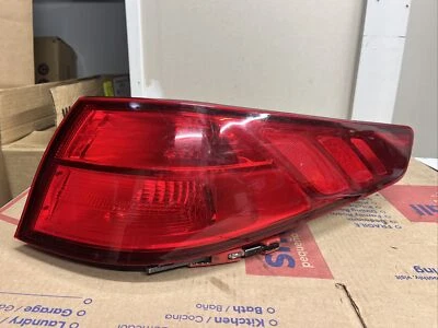 2014-2015 KIA OPTIMA Right RH Side (Taillight) OUTER Halogen Brake Lamp Foto 1 de 4