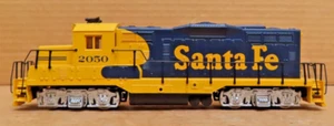 WALTHERS TRAINLINE 931-103 SANTA FE GP9M LOCOMOTIVE HO SCALE - Picture 1 of 7