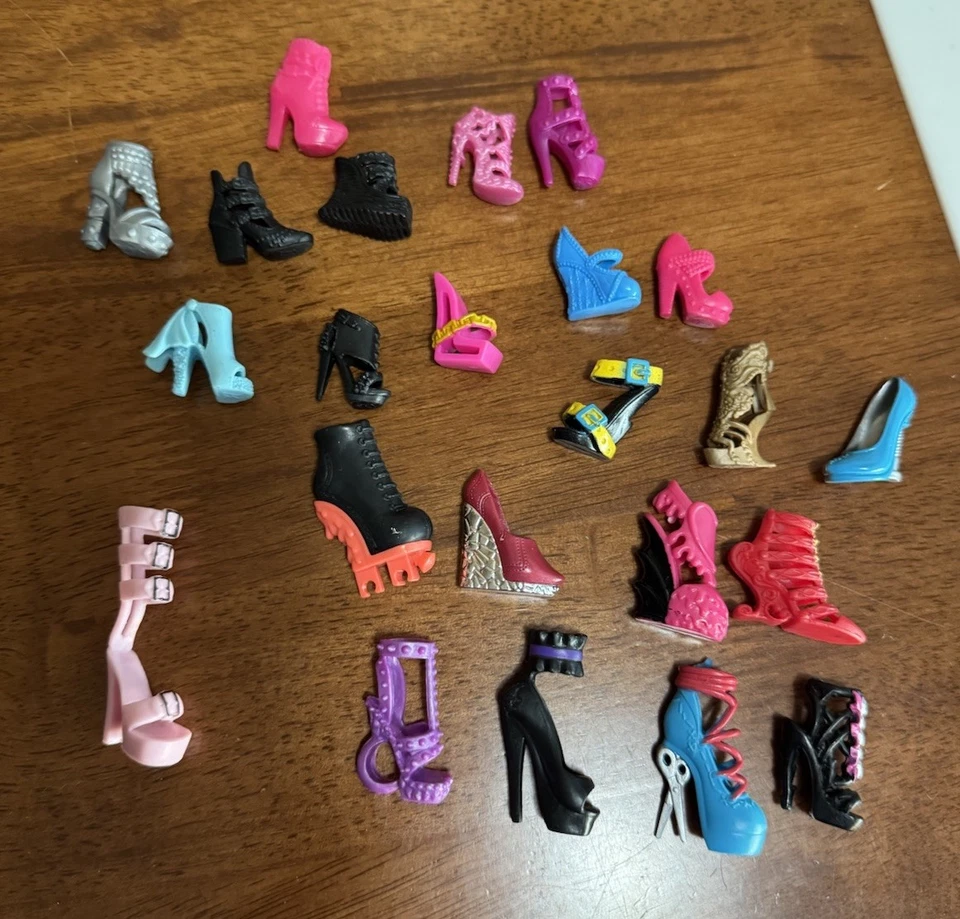 Lote de zapatos de muñeca Barbie modernos Mattel mezcla varios Monster High? Bratz? tacones aleatorios Foto 1 de 4