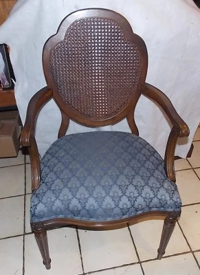 Sillón/silla con respaldo bastón escudo tallado en nogal (AC121) Foto 1 de 4