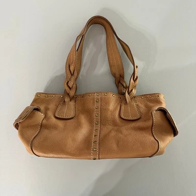 Bolso de hombro de cuero tostado fósil bolso tachonado asas trenzadas con dije de llave Foto 1 de 4