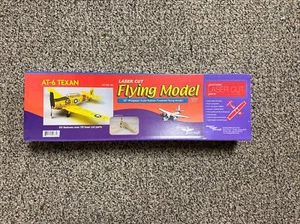 Dumas 334 30" Wingspan AT-6 Texan Rubber Pwd Aircraft Kit - Picture 1 of 1