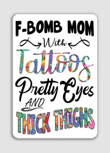 F-Bomb MOM mit Tattoos hübsche Augen und dicke Oberschenkel Alu Schild UV Schutz - Bild 1 von 4