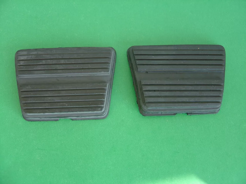 1967-67-1968-68 PONTIAC FIREBIRD BRAKE & CLUTCH PEDAL PAD-PAIR-NEW-SOFF SEAL Foto 1 de 2