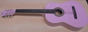 Konzert-Gitarre von Gear4music in pink, CG-4/4 PK, sehr gut erhalten! - Bild 1 von 6