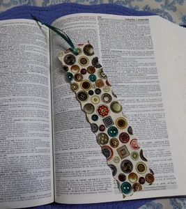 Bookmark Fabric or Cloth BUTTONS with Green Ribbon HANDMADE - Imagen 1 de 5