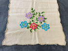 Vintage haftowane kwiaty na jedwabnym bieżniku komoda szalik