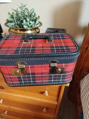 Vintage Tartan Plaid Train Case with Dual Latches. - Image 1 of 4