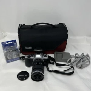 Cámara digital Olympus OM-D E-M5 con lente M.Zuiko 12-50 mm, cargador, capó y estuche - Imagen 1 de 20