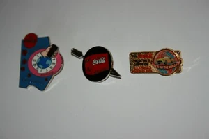  COCA-COLA ATLANTA WORLD OF PINS SAMMLUNG VON DREI (3) POSTFRISCH - Bild 1 von 2