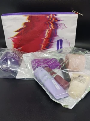 Lote de maquillaje CLINIQUE: sombra de ojos rímel lápiz labial Moist Surge limpiador inteligente Foto 1 de 3