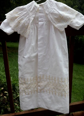 Vestido de bautizo forrado con cuello chal hecho a mano de colección blanco amarillo bordado Foto 1 de 4