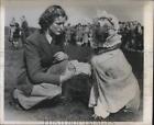 1950 Press Photo Hampshire, England Yvonne Blay & Dog Billy At Beagle Show
