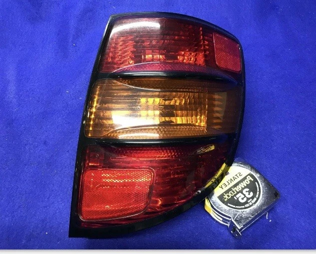 Luz trasera derecha Pontiac Vibe 2003 2004 2005 2006 2007 2008 Foto 1 de 4