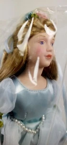 Avon Vintage 1984 Fairy Tale Doll Collezione Cenerentola Bambola Porcellana con Supporto - Foto 1 di 13