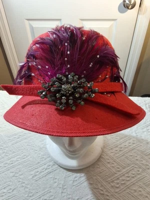 Sombrero Fedora de fieltro rojo para damas con plumas de perlas moradas y prendedor LG plateado con estrás Foto 1 de 4