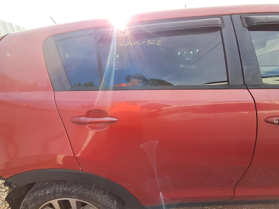 Used Rear Right Door Assembly Rear Side fits: 2014 Kia Sportage w/privacy tint g Foto 1 de 4