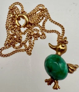 1980 VINTAGE GOLD PLATED GREEN JELLY BELLY DUCK PENDANT NECKLACE 14" SIGNED - Picture 1 of 12