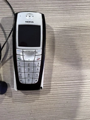 Nokia 6225 - Teléfono celular negro y plateado funcionando - Extras Foto 1 de 4