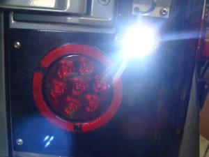 Luces LED redondas de parada / giro / cola de 4" incluye un par de copias de seguridad LED y hardware - Imagen 1 de 9