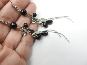 Pendientes colgantes perforados de cadena de hoja de estrás transparente con cuentas negras de colección - Imagen 1 de 3
