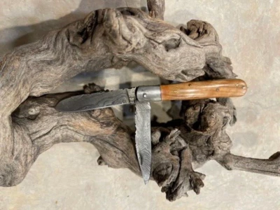 HAND MADE DAMASCUS TWO BLADE FOLDING POCKET KNIFE  NON LOCK BLONDE WOOD STOCKS - Image 1 of 4